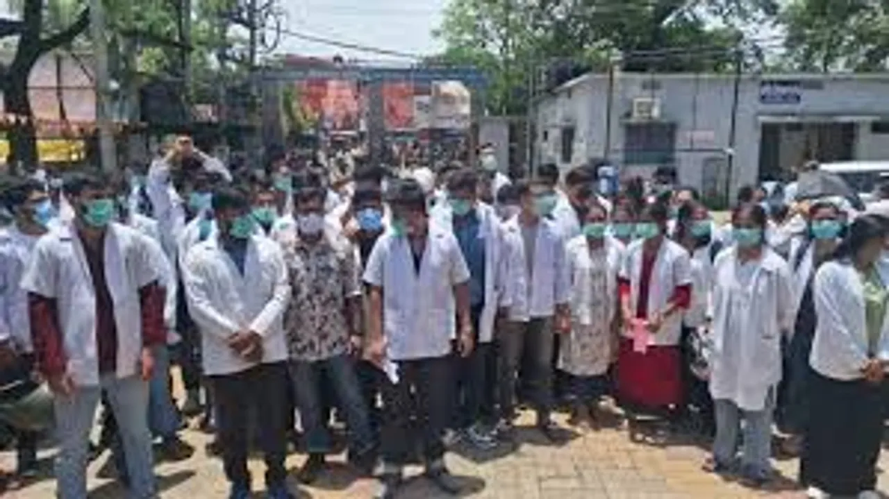 पलामू के मेडिकल कॉलेज में जूनियर डॉक्टरों का प्रदर्शन, चार घंटे तक ओपीडी ठप
