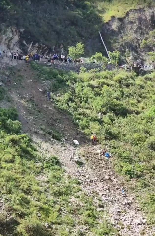 रुद्रप्रयाग: बद्रीनाथ जा रहा टेंपो ट्रैवलर अलकनंदा नदी में गिरा, अब तक एक की मौत, 11 लोग लापता