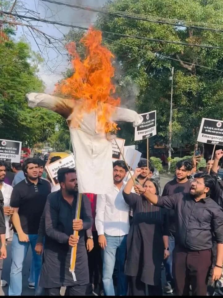 आपातकाल के 50 वर्ष पूर्ण होने पर अभाविप ने दिल्ली विश्वविद्यालय में पुतला दहन कर दर्ज कराया विरोध