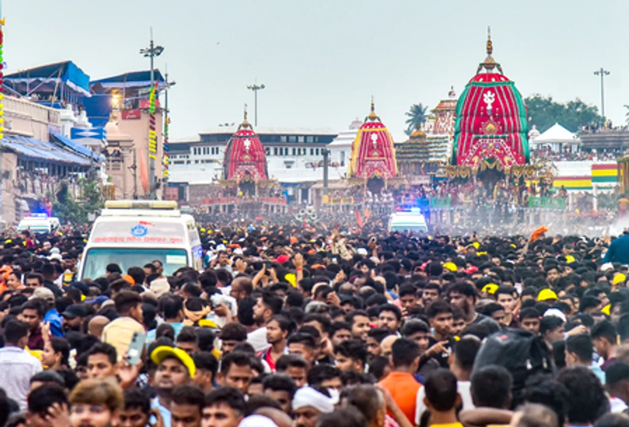 पुरी में रथ यात्रा का दूसरा दिन: भगवान जगन्नाथ निकले मौसी के घर, भक्तों में उत्साह चरम पर