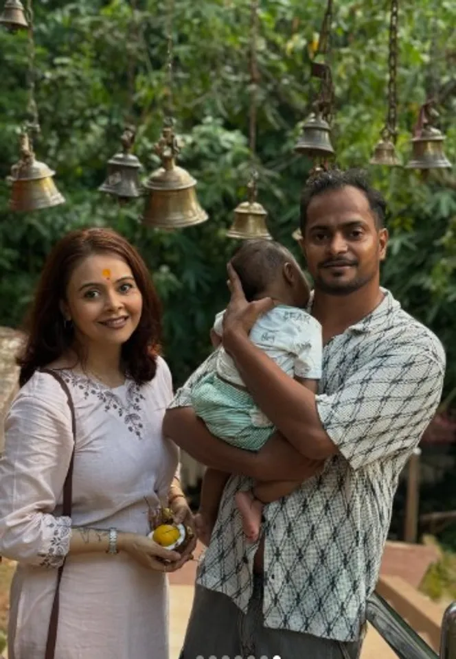 पति और बेटे 'जॉय' संग देवोलिना पहुंचीं मंदिर, सामने आईं भक्तिमय तस्वीरें!