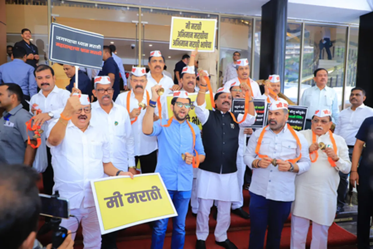 महाराष्ट्र विधानसभा में मानसून सत्र के पहले भारी हंगामा, विपक्ष ने नारेबाजी की