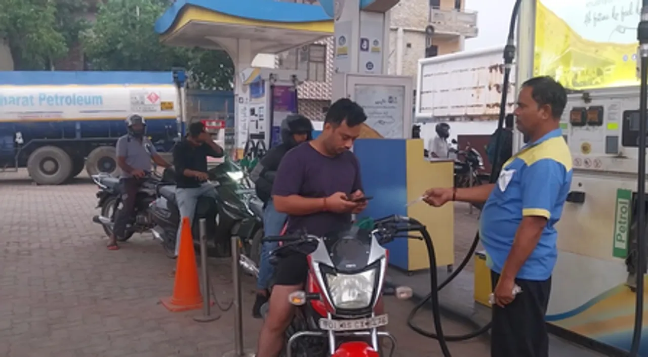 दिल्ली में पुरानी गाड़ियों को नहीं मिलेगा पेट्रोल और डीजल, निगरानी के लिए पुलिस टीमें तैनात की गईं