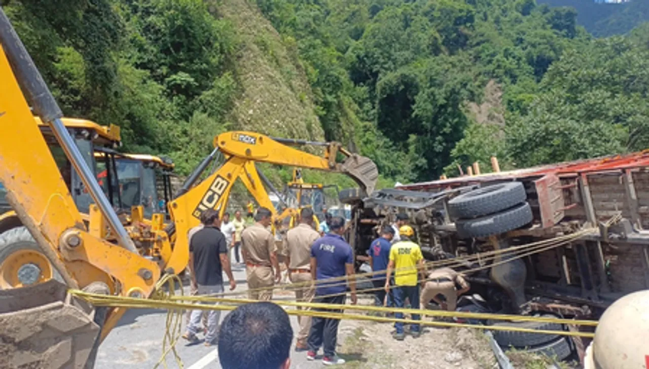 उत्तराखंड : ऋषिकेश-गंगोत्री हाईवे पर कांवड़ियों से भरा ट्रक पलटा, सीएम धामी ने हादसे पर जताया दुख