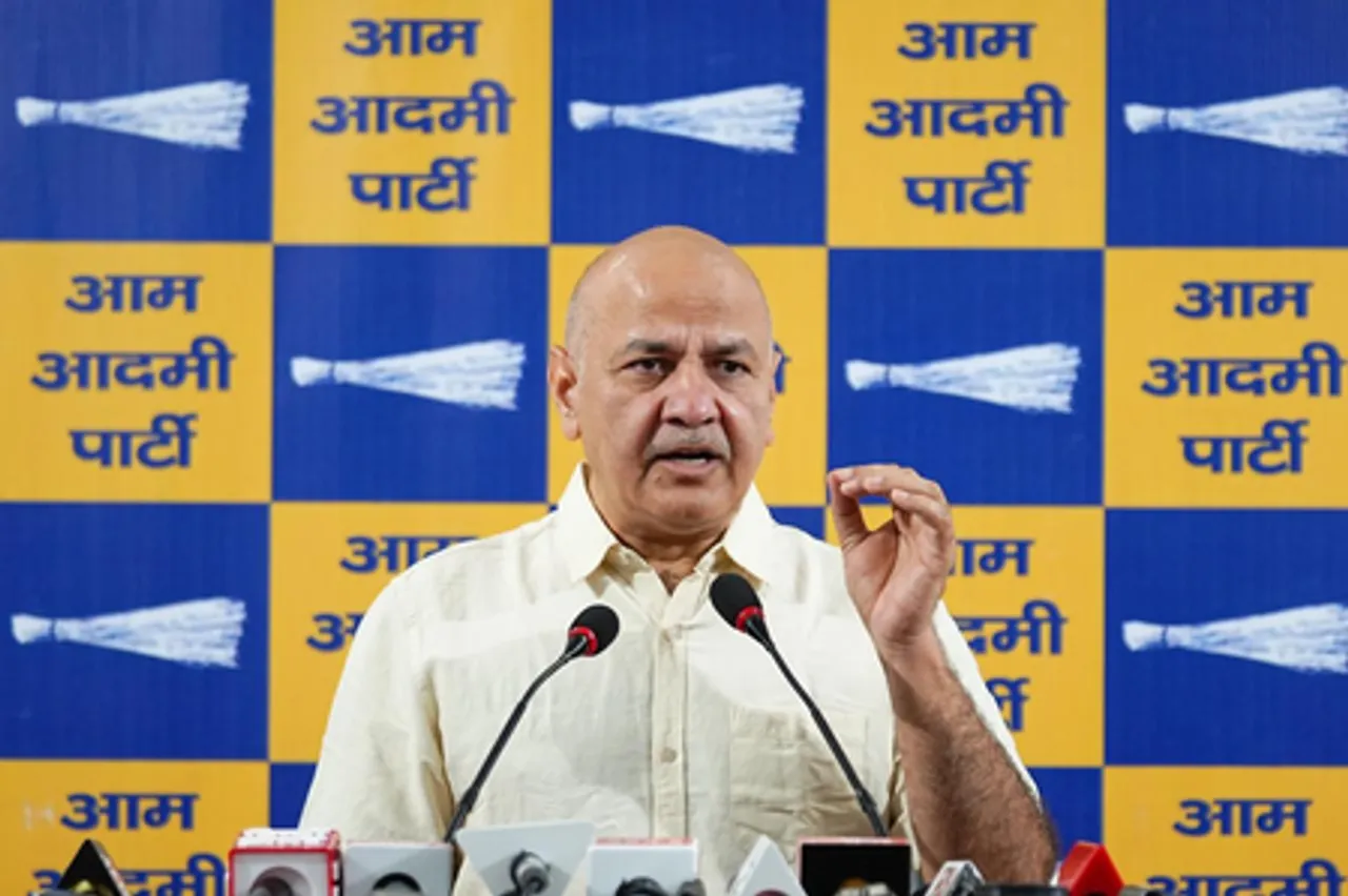 ऑटो कंपनियों से भाजपा सरकार की मिलीभगत, मिडिल क्लास को गाड़ियां खरीदने को मजबूर कर रही : मनीष सिसोदिया