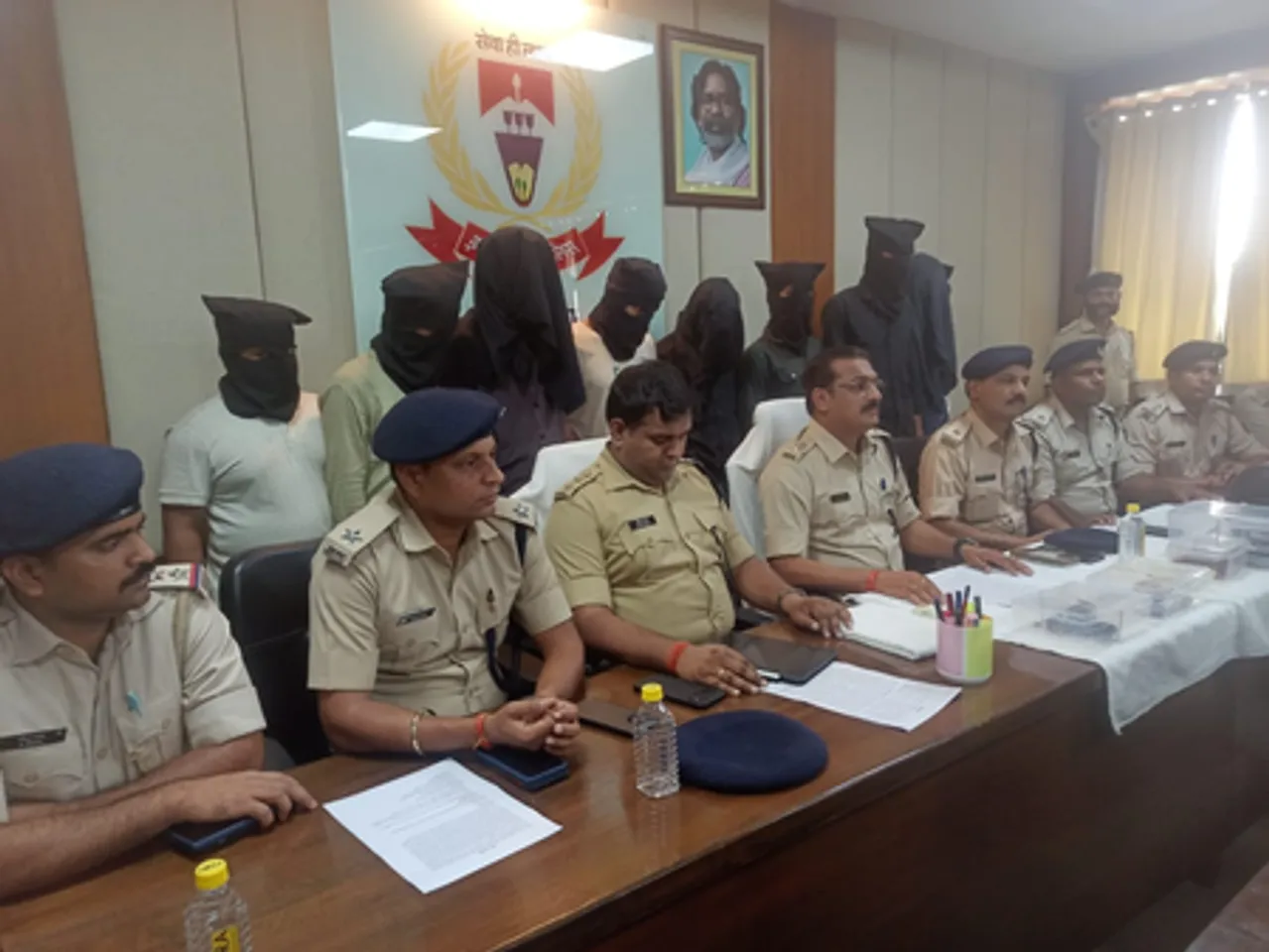 झारखंड के हजारीबाग में ज्वेलर्स पर फायरिंग और कारोबारियों को धमकी देने वाले नौ अपराधी गिरफ्तार