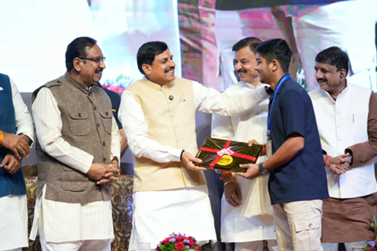 सीएम मोहन यादव ने किया 94 हजार मेधावी छात्रों को लैपटॉप के लिए 25 हजार रुपये की राशि का वितरण
