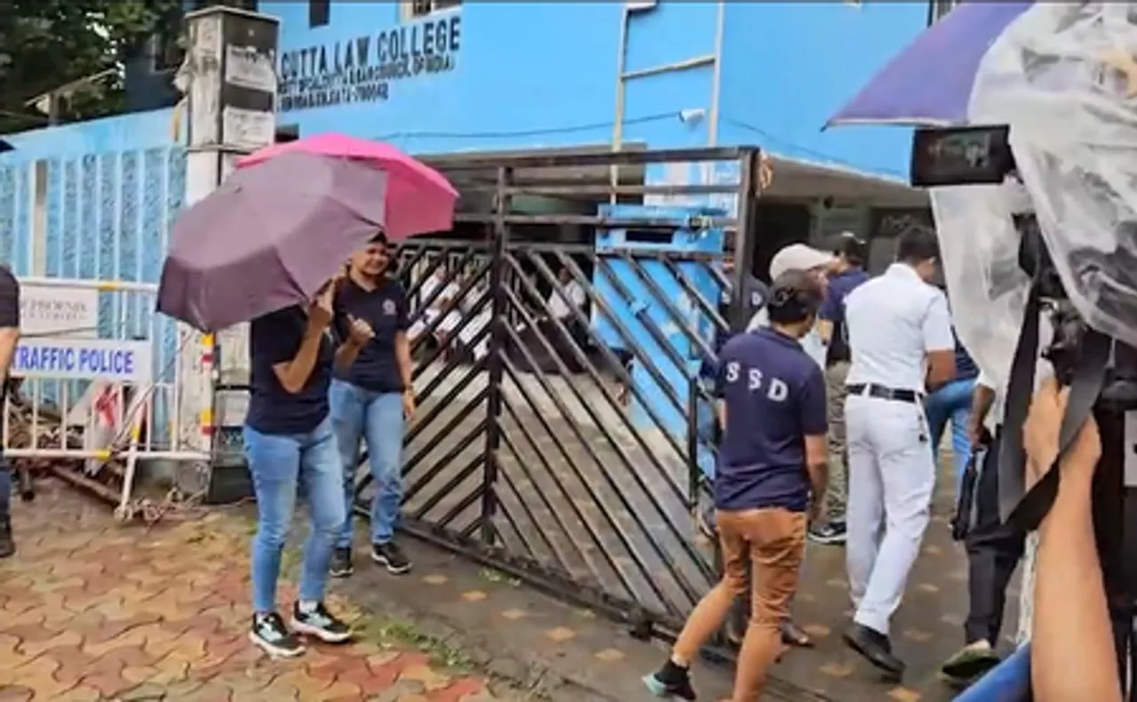 कोलकाता गैंगरेप केस: 11 दिन बाद खुला लॉ कॉलेज, कड़ी पुलिस निगरानी के बीच छात्रों को मिला प्रवेश