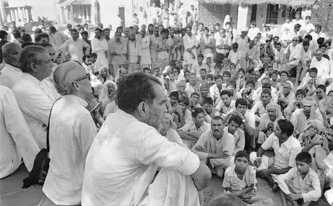 समाजवाद और सिद्धांतों के अटल योद्धा चंद्रशेखर, गांव की पगडंडियों से निकलकर प्रधानमंत्री का तय किया सफर