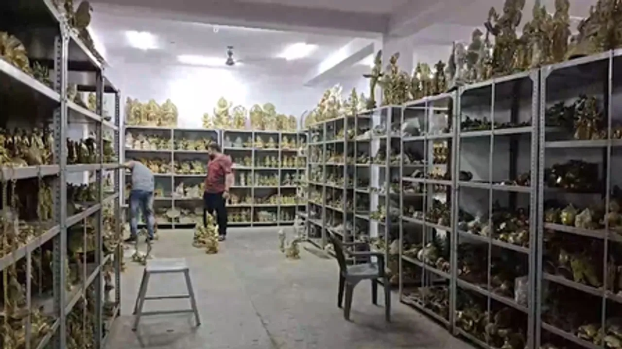 अलीगढ़: कांवड़ यात्रा को देखते हुए मुस्लिम कारीगर तैयार कर रहे हिंदू देवी-देवताओं की मूर्तियां