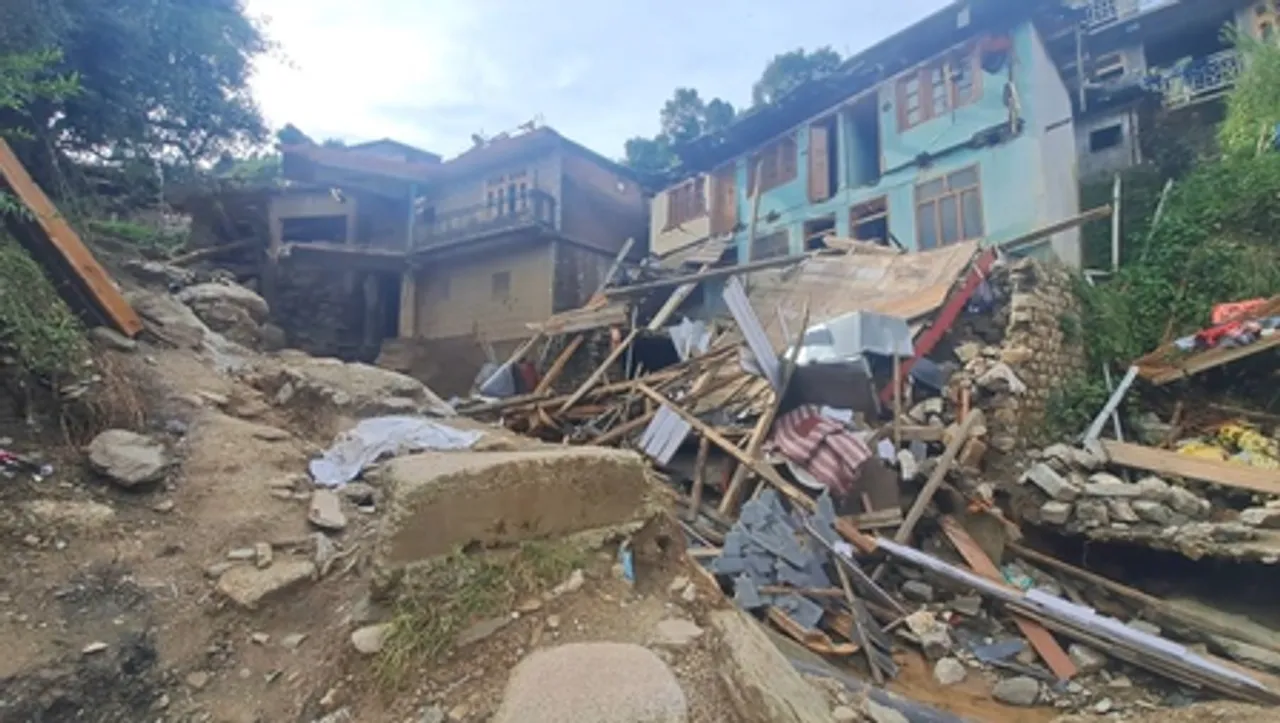 हिमाचल के मंडी में नाले ने मचाई तबाही, उजड़े आशियाने, प्रभावितों ने लगाई मदद की गुहार