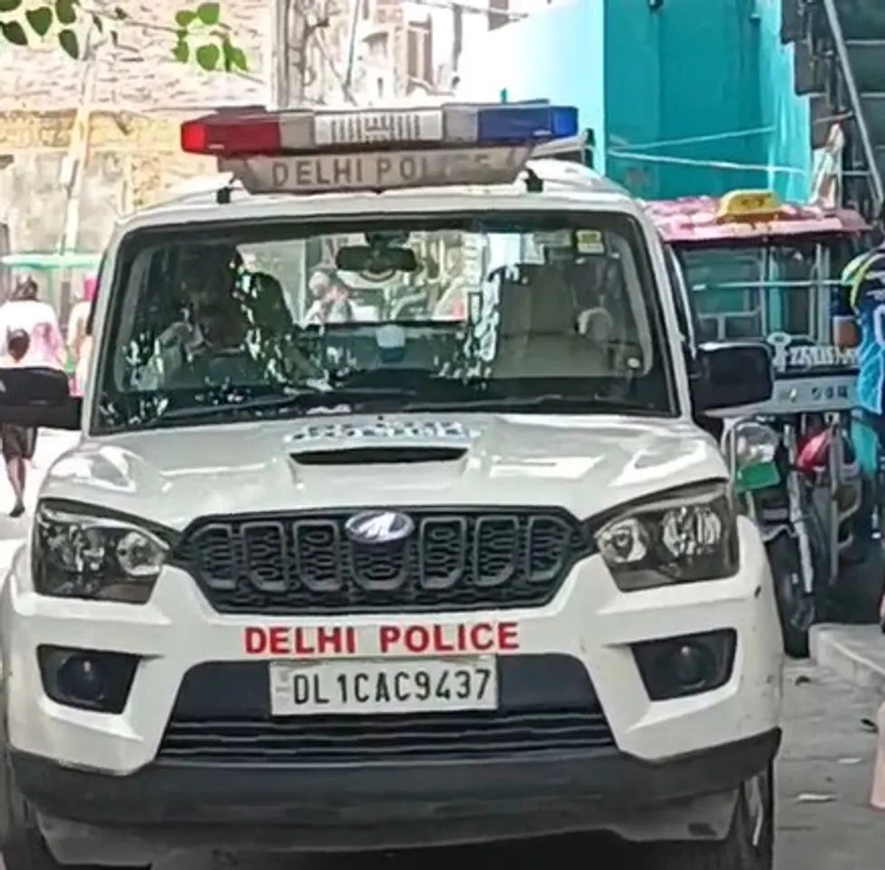 दिल्ली के मजनू का टीला इलाके में डबल मर्डर, युवती और 6 महीने की बच्ची को चाकू से मारा