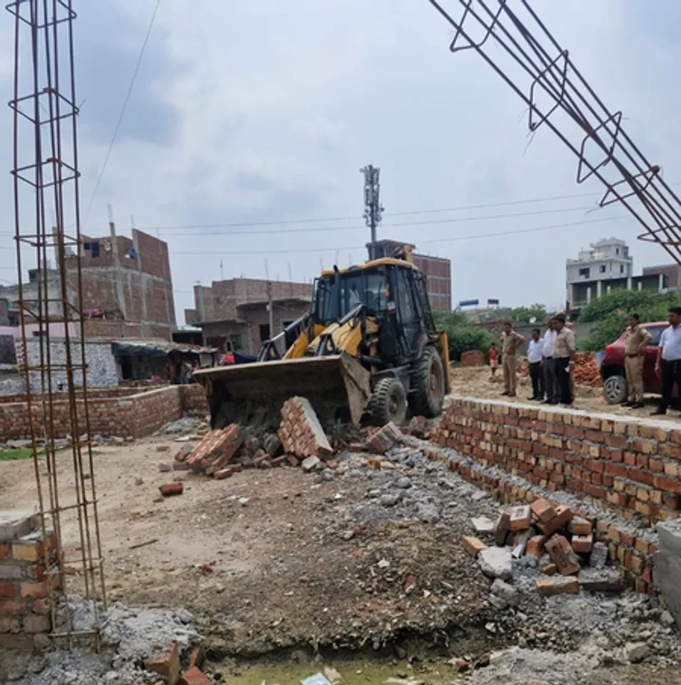 नोएडा में अवैध निर्माण पर चला बुलडोजर, 18 करोड़ की जमीन अतिक्रमण मुक्त