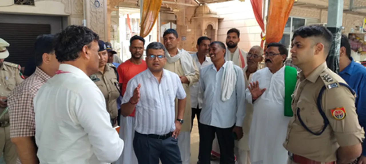 गौतमबुद्ध नगर : कांवड़ यात्रा सकुशल संपन्न कराने के लिए डीएम ने मंदिर में व्यवस्थाओं का लिया जायजा