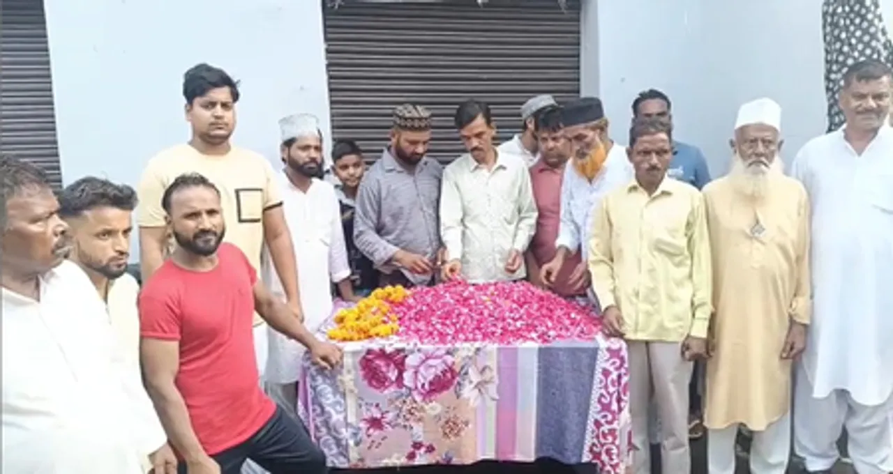 उत्तर प्रदेश: बरेली में कांवड़ यात्रियों पर मुस्लिमों ने बरसाए फूल, पेश किया एकता का मिसाल