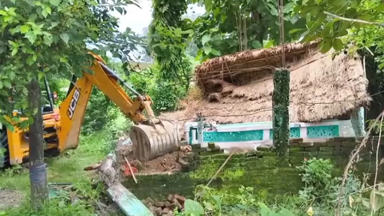 नैनीताल: रामनगर में अवैध मजार पर प्रशासन की कार्रवाई, रेलवे भूमि से हटाया गया निर्माण