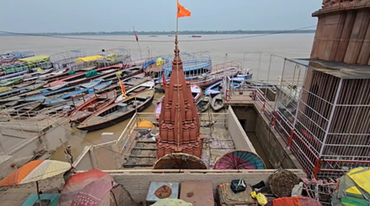 वाराणसी: गंगा के उफान से घाटों पर संकट, डूबीं मंदिर चौकियां, ठप हुई रोजी-रोटी