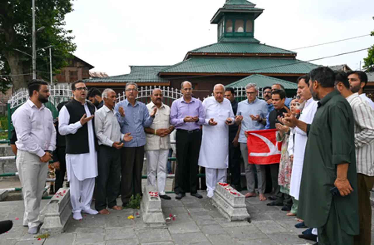 Omar Abdullah Pays Tribute to July 13 Martyrs