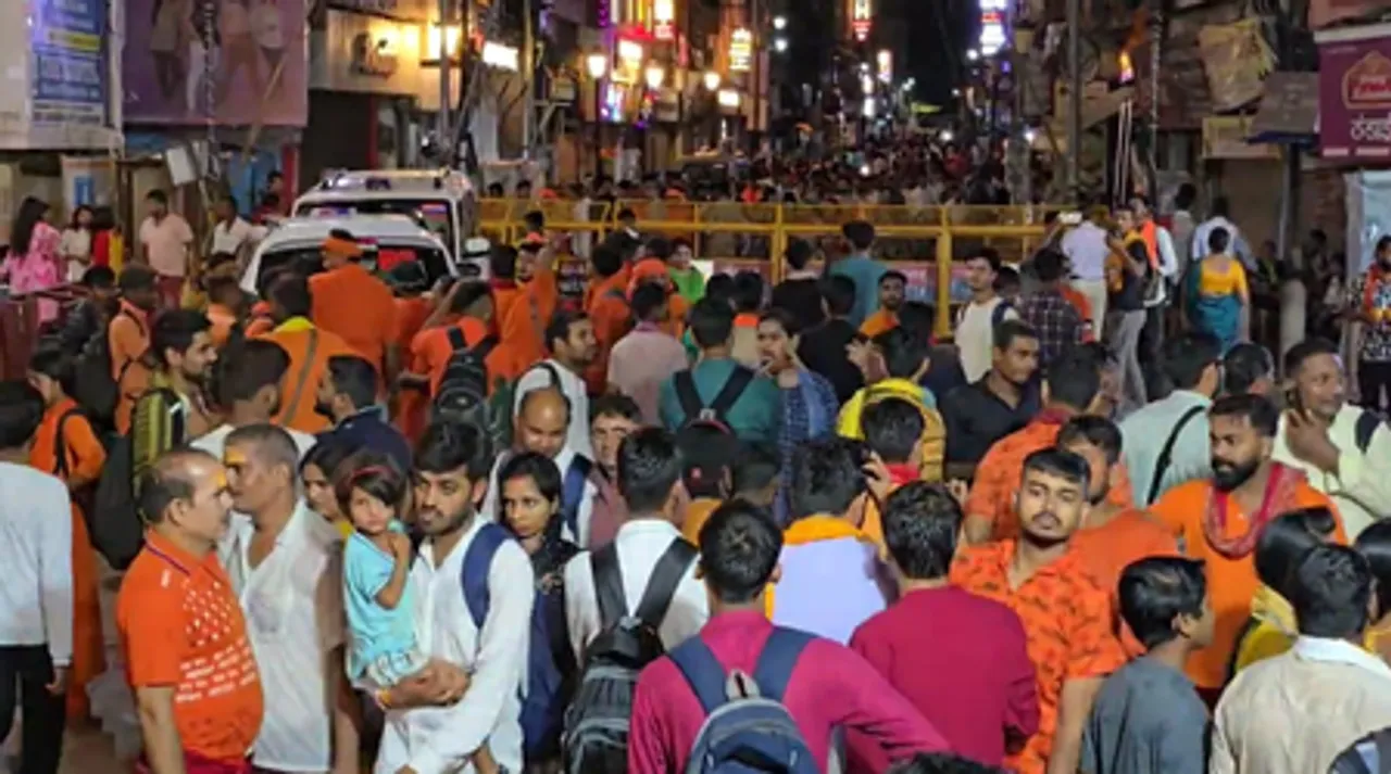 सावन का पहला सोमवार: वाराणसी में भक्ति का अद्भुत नजारा, श्रद्धालुओं पर बरसी फूलों की वर्षा