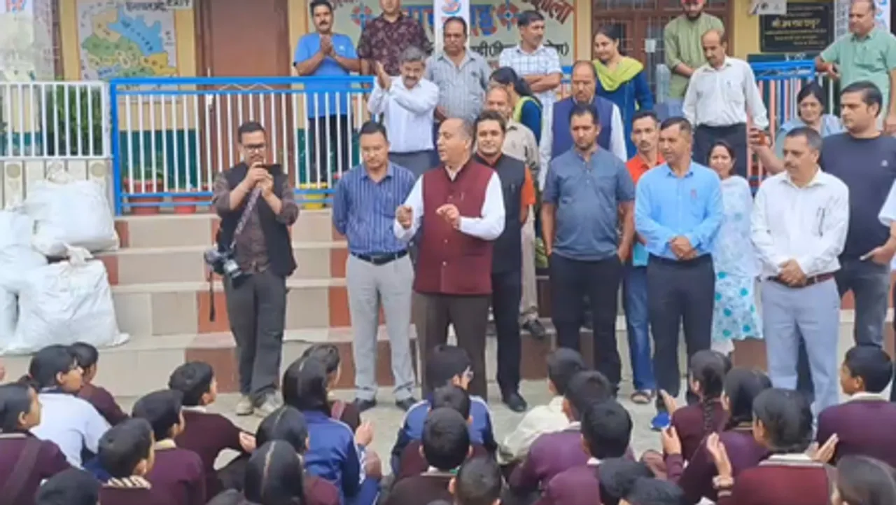 हिमाचल प्रदेश: आपदा के 14 दिन बाद मंडी जिले में खुले स्कूल, पूर्व सीएम धामी बच्चों से मिले