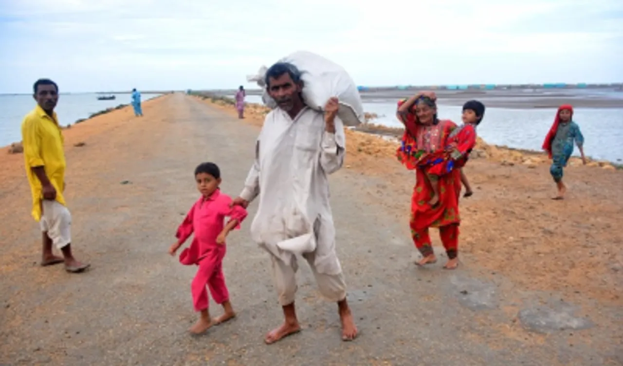 People,evacuate,Thatta,Pakistan,