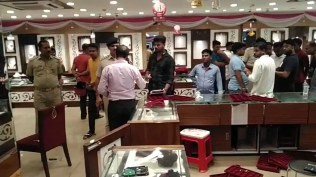 Criminals rob jewellery shop