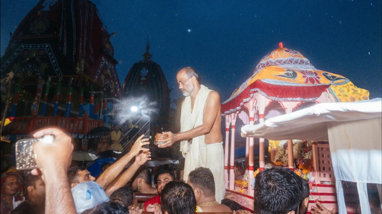 Laxmi breaks the chariot of her husband