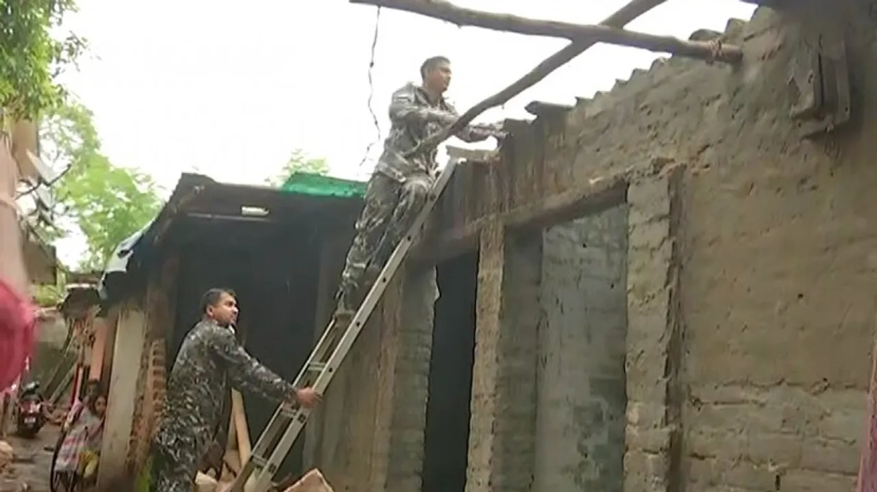 Police breaking house