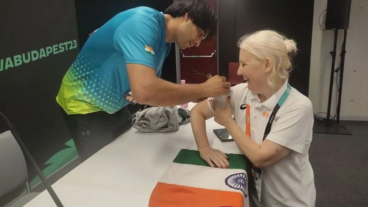  Neeraj Chopra giving autograph to Hungarian fan