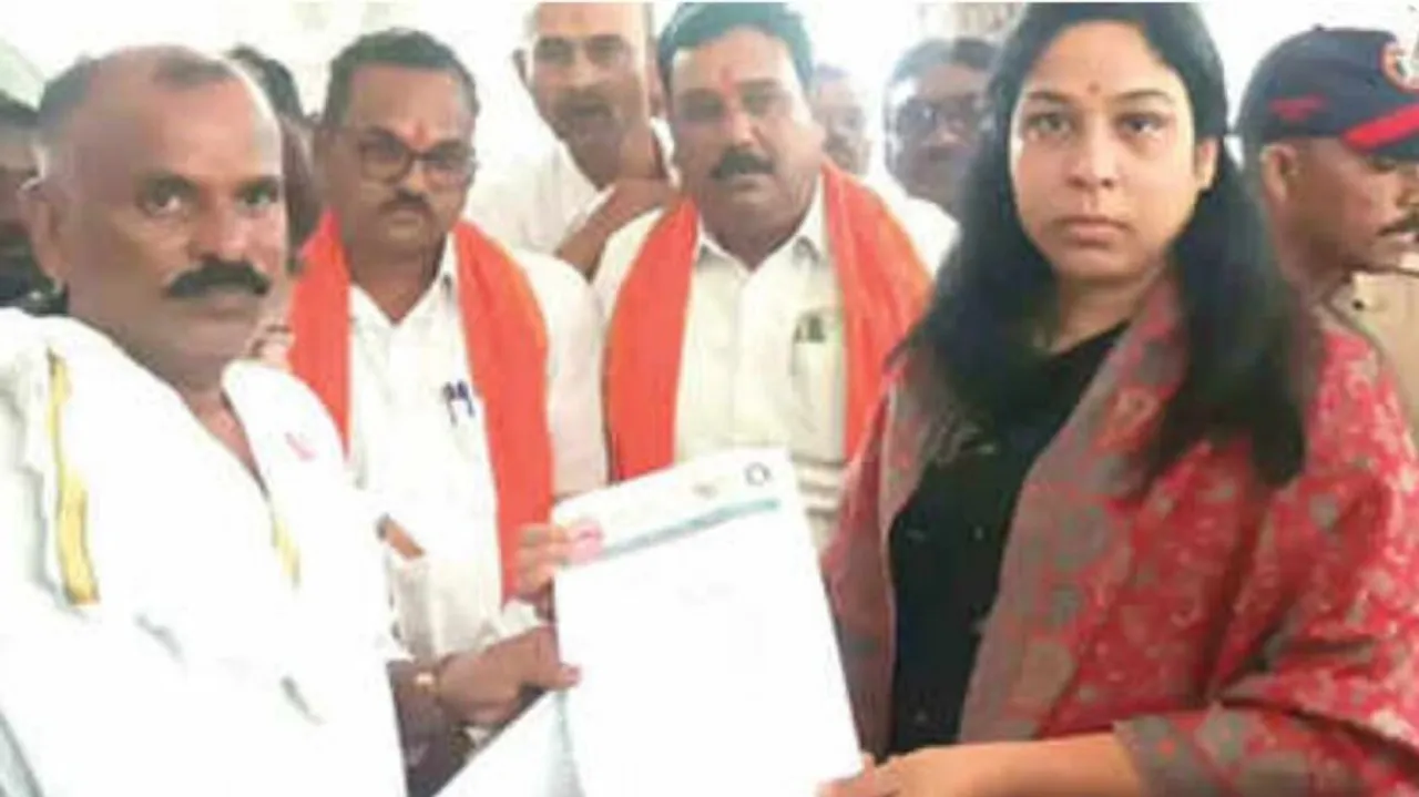 Farmers And Govt Officer 