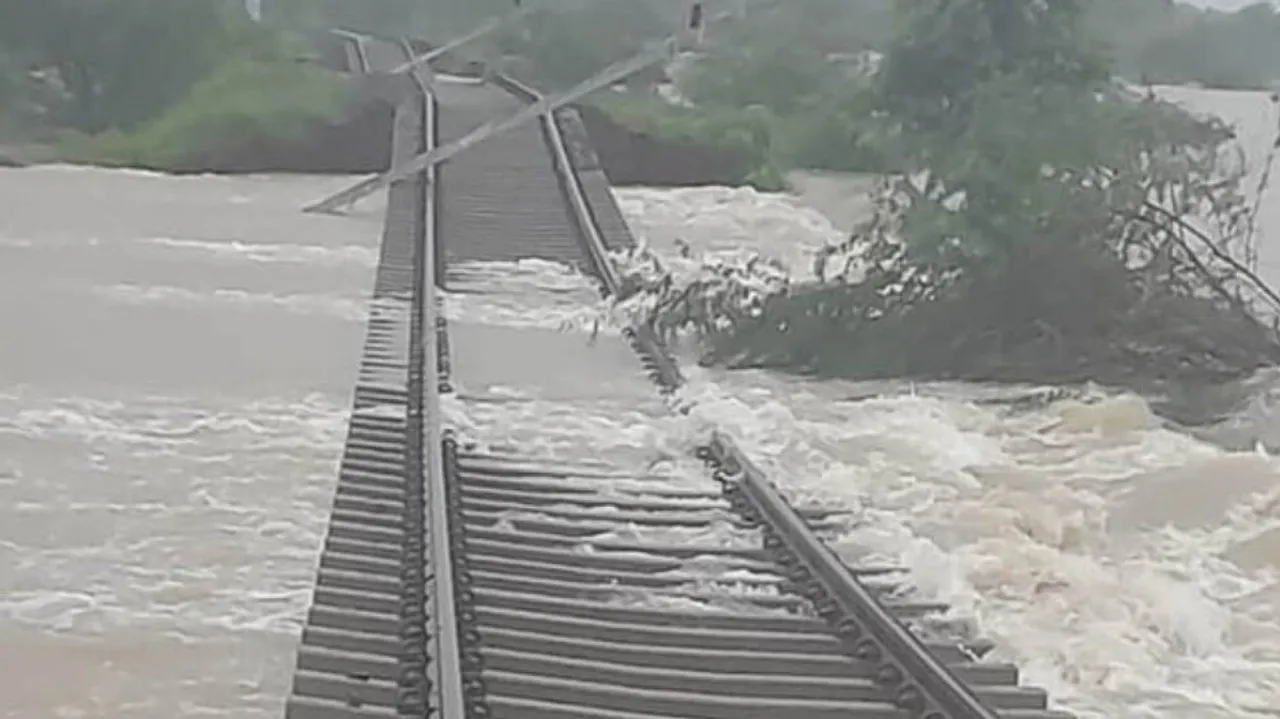 passengers-stuck-at-station