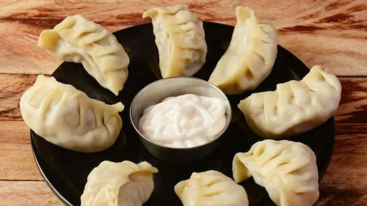 momo with white mayonnaise
