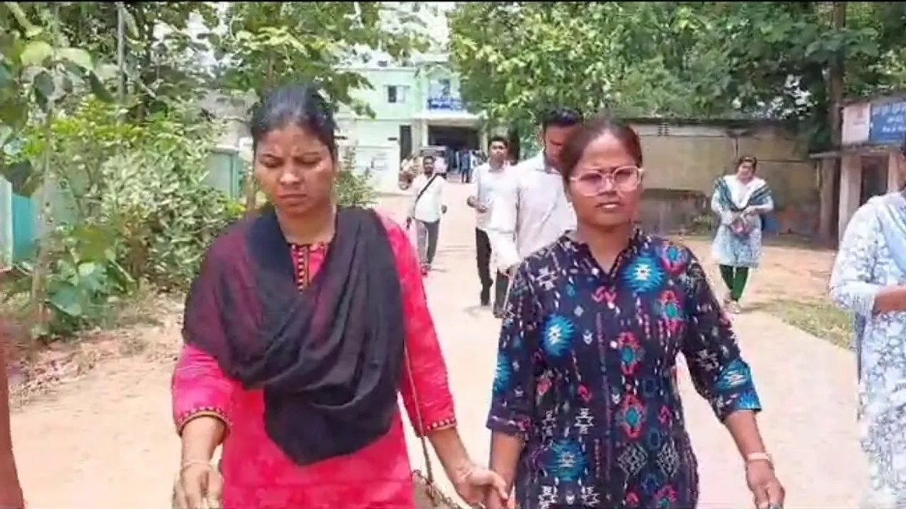 JE Susmita Oram (Right)