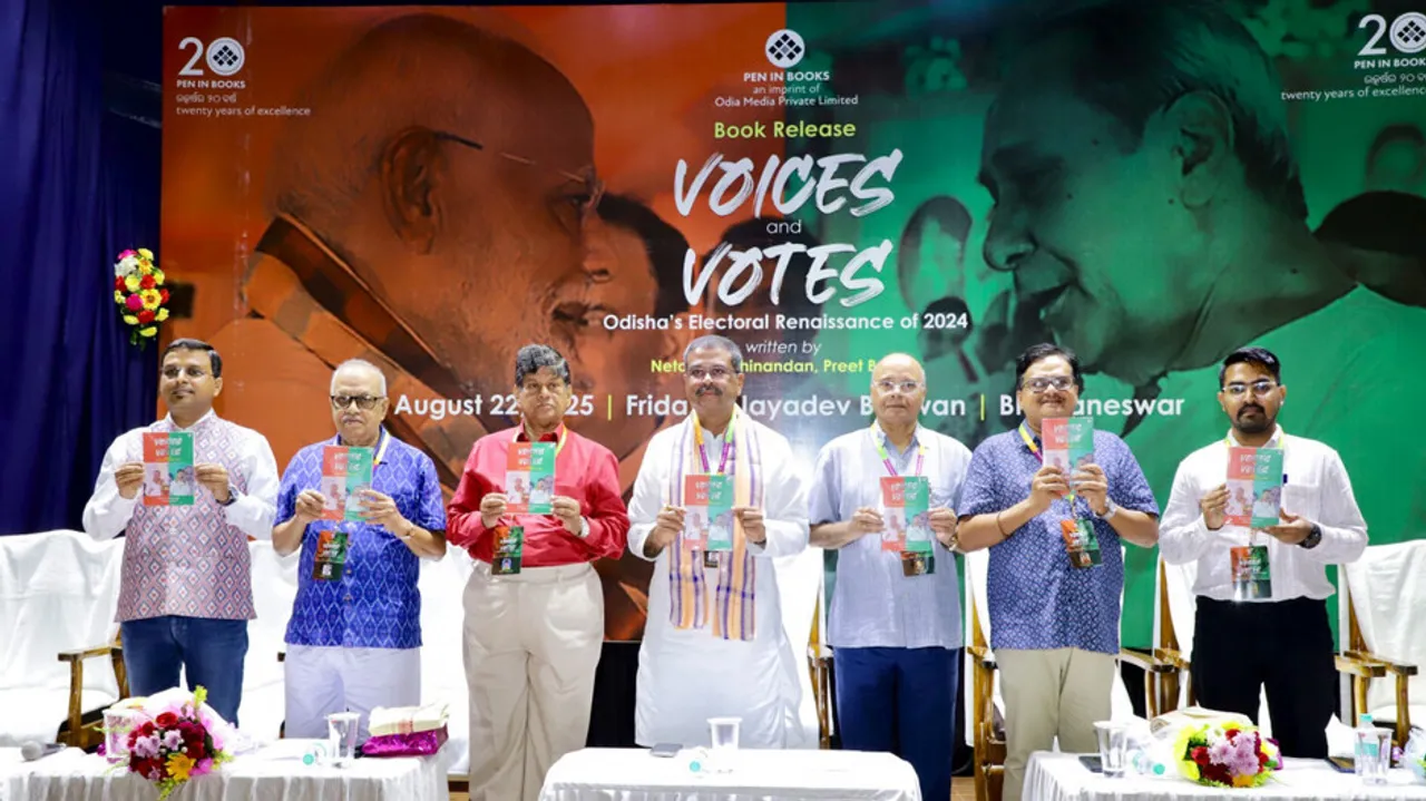 Dharmendra And Soumya At A Book Release Function