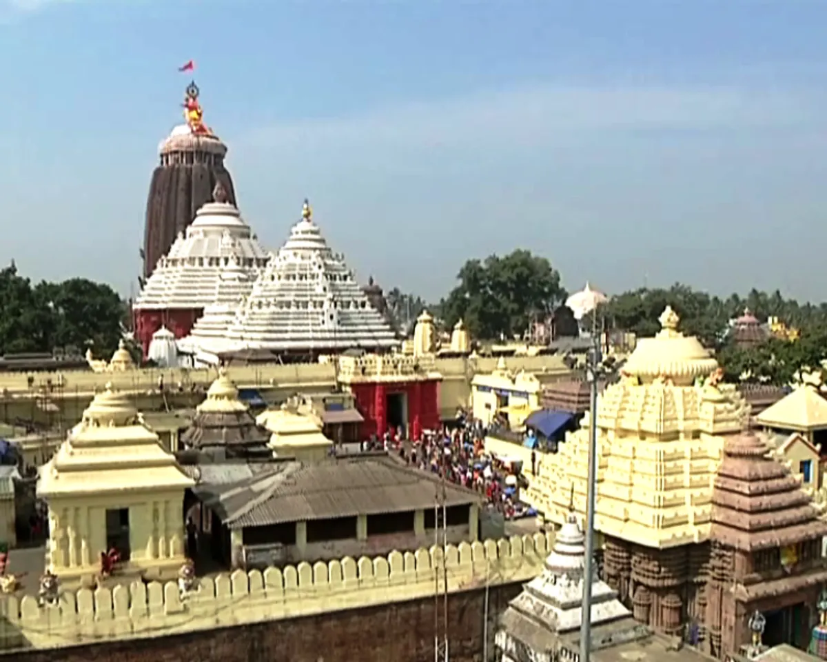 ଆଇନ ଭାଙ୍ଗିଲେ ଆଇଆଇସି: କରୋନା କଟକଣା ସତ୍ତ୍ୱେ ଶ୍ରୀମନ୍ଦିରକୁ ପ୍ରବେଶ କଲେ ପୂରା ପରିବାର