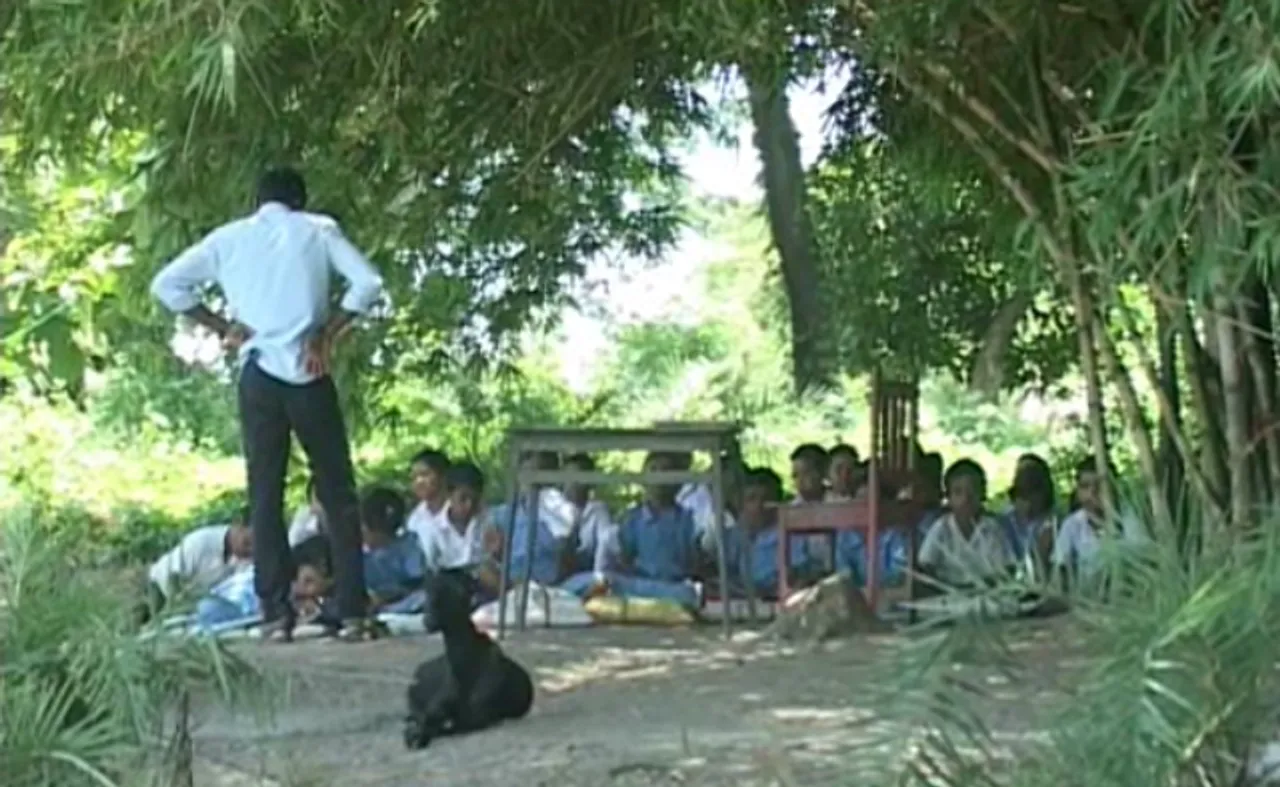 ବୀରବାହାନପୁର: ଖୋଲା ଆକାଶ ତଳେ ଚାଲିଛି ସ୍କୁଲ୍  