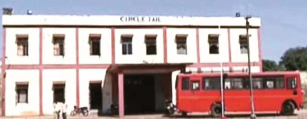 ଚୌଦ୍ୱାର ଜେଲ୍ ମୁଖ୍ୟ ଫାଟକ ସମ୍ମୁଖରେ ବୋମାମାଡ଼