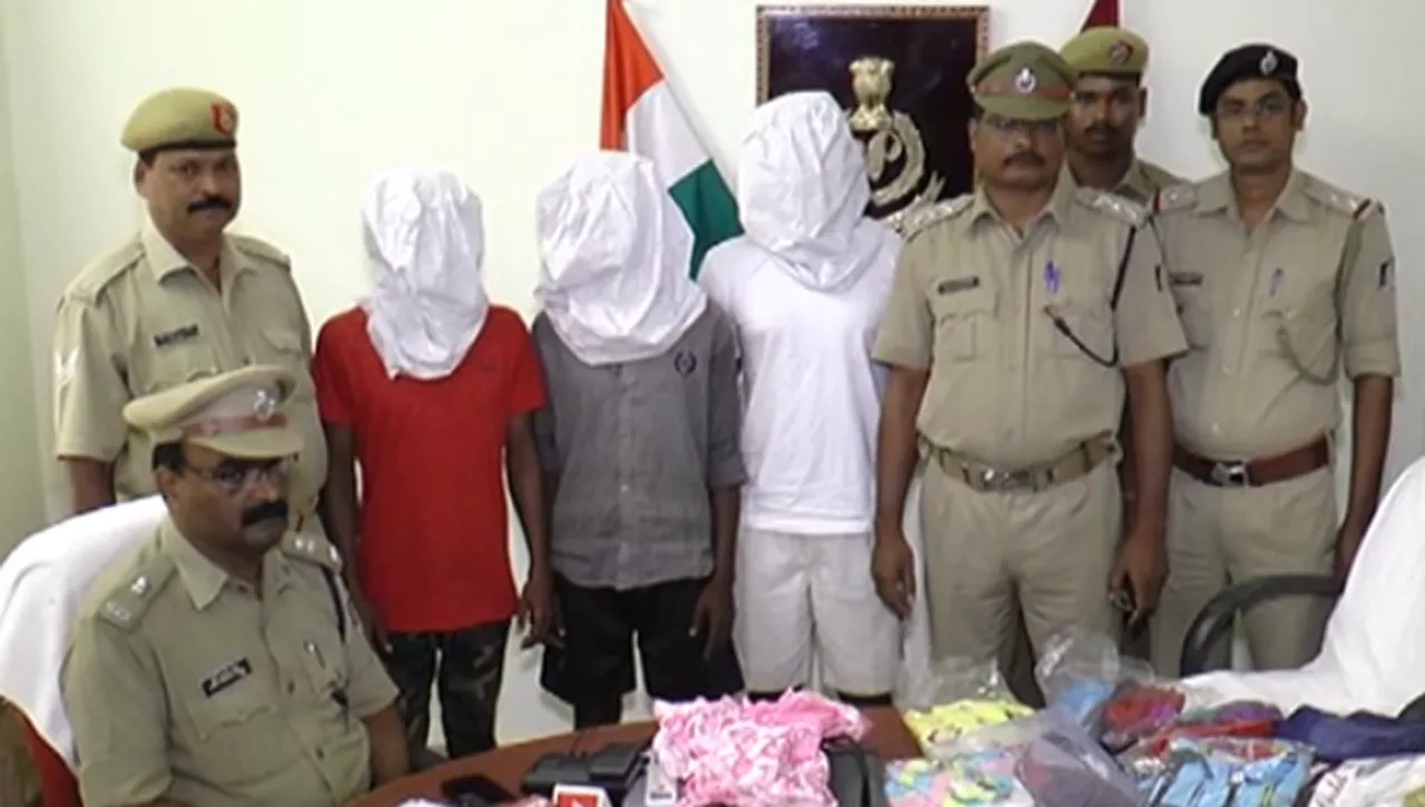 ଦେବଗଡ଼: ବ୍ୟବସାୟୀଙ୍କଠାରୁ କପଡ଼ା ଲୁଟ୍ ଘଟଣାରେ ୩ ଗିରଫ