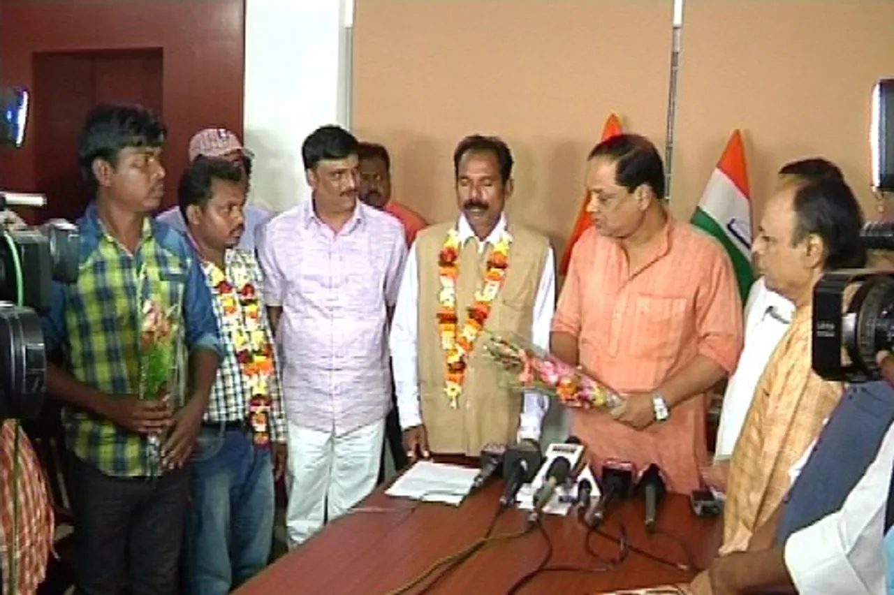 କଂଗ୍ରେସରେ ସାମିଲ ହେଲେ ମୋରଡ଼ା ବ୍ଲକର ‌ଅନେକ ବିଜେଡି ଓ ଜେଏମ୍ଏମ୍ କର୍ମୀ