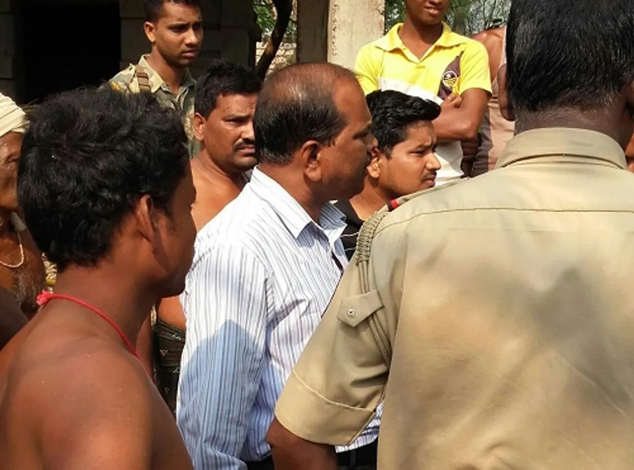 ଆଠଗଡ଼: ପାଣି ପାଇଁ ଅତିରିକ୍ତ ତହସିଲଦାରଙ୍କୁ ଘେରିଲେ ମହିଳା