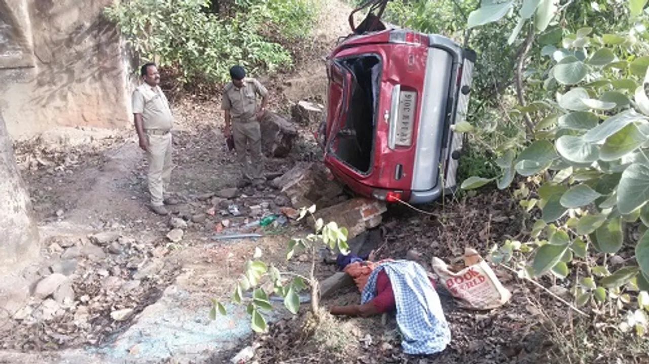 ବଣାଇ: ପୋଲ ତଳକୁ ଟ୍ରାଭେରା ଖସି ୨ ମହିଳା ମୃତ, ୪ ଗୁରୁତର