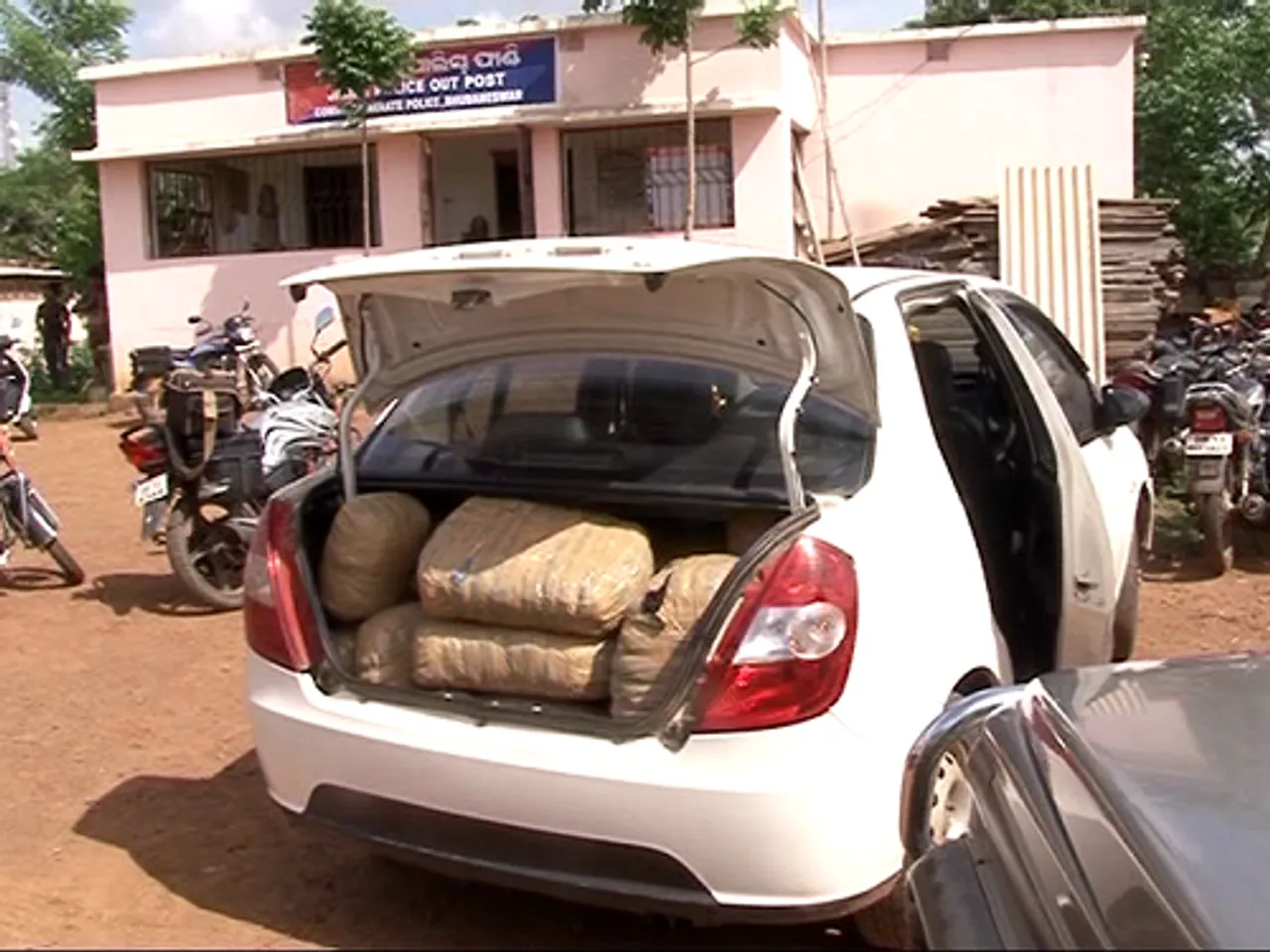 ଖୋର୍ଦ୍ଧା: କାର୍‌ରୁ ଏକ କୁଇଣ୍ଟାଲ୍ ଗଞ୍ଜେଇ ଜବତ, ଡ୍ରାଇଭର ଫେରାର୍