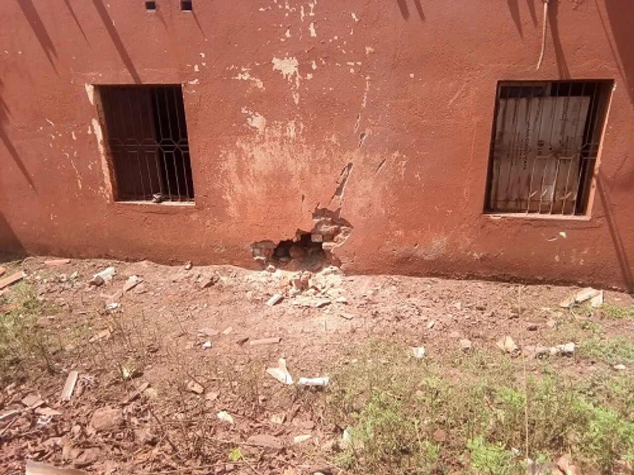 କେନ୍ଦୁଝର: ସିରାଜୁଦ୍ଦିନ୍ ଖଣି ଅଫିସ୍‌ରେ ବୋମାମାଡ଼, ଜଣେ ଆହତ