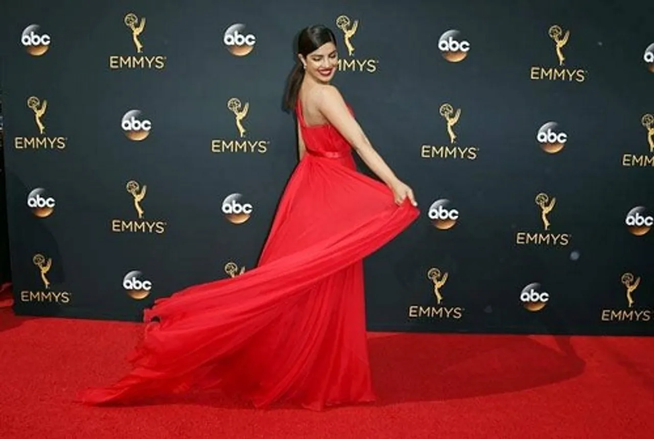 ଏମି ଆୱାର୍ଡରେ ପ୍ରିୟଙ୍କା ସାଜିଲେ ଲାଲ୍ ପରୀ