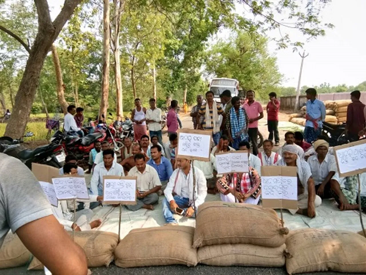 ମଣ୍ଡିରୁ ଧାନ ନ ଉଠିବା ପ୍ରତିବାଦରେ ରାସ୍ତାରୋକ