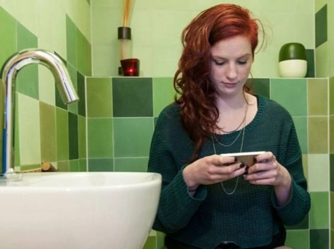 ଟଏଲେଟ୍‌କୁ ମୋବାଇଲ୍ ନେଇ ଯାଉଛନ୍ତି କି? ସାବଧାନ! ଆସିଯାଇପାରେ ବ୍ୟାକ୍ଟେରିଆ