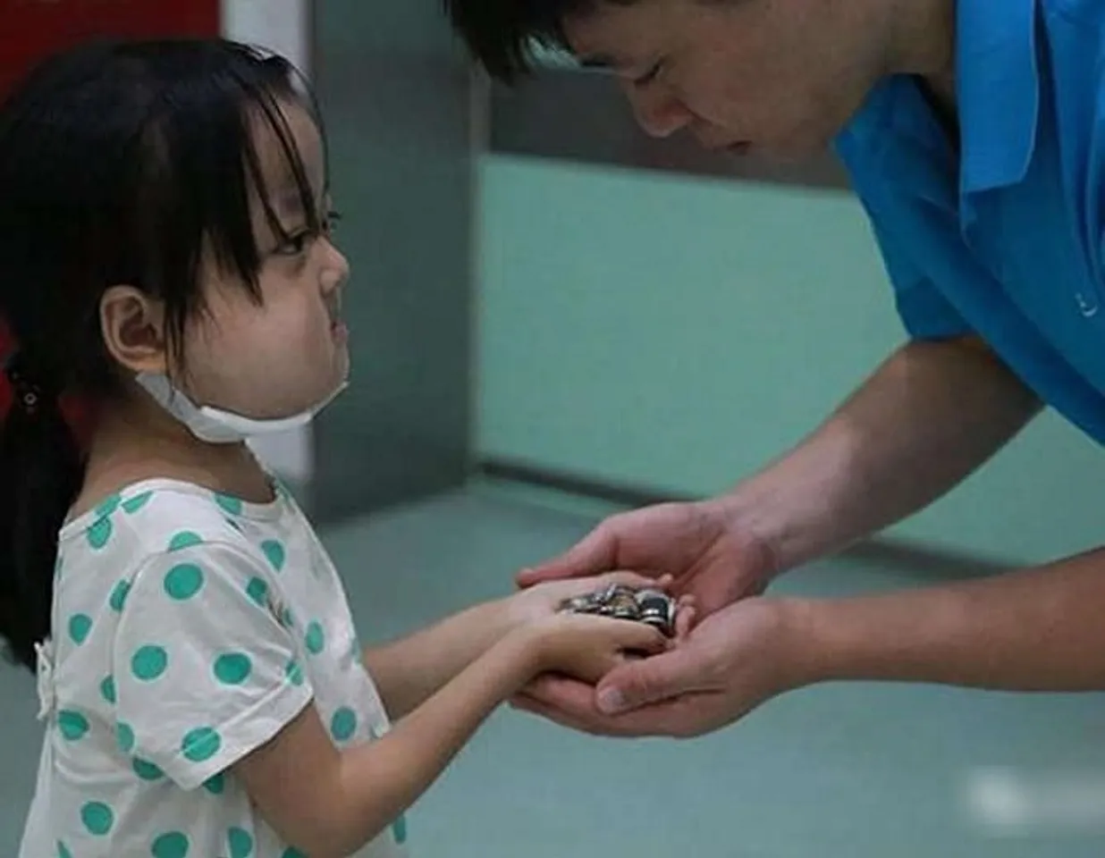 ସାନ ଭଉଣୀ ପାଇଁ ସାତ ବର୍ଷର ଝିଅର ତ୍ୟାଗ, ପୂରା ଚୀନରେ ତାଙ୍କୁ ନେଇ ଚର୍ଚ୍ଚା