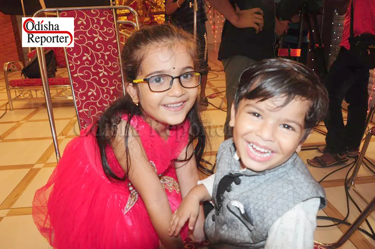 ‘ଶଙ୍ଖା ସିନ୍ଦୂର’ ସୁଟିଂ ସେଟ୍‌ରେ ଏମିତି ମସ୍ତି କରନ୍ତି ସଲୋନୀ ଏବଂ ଓମ୍‌