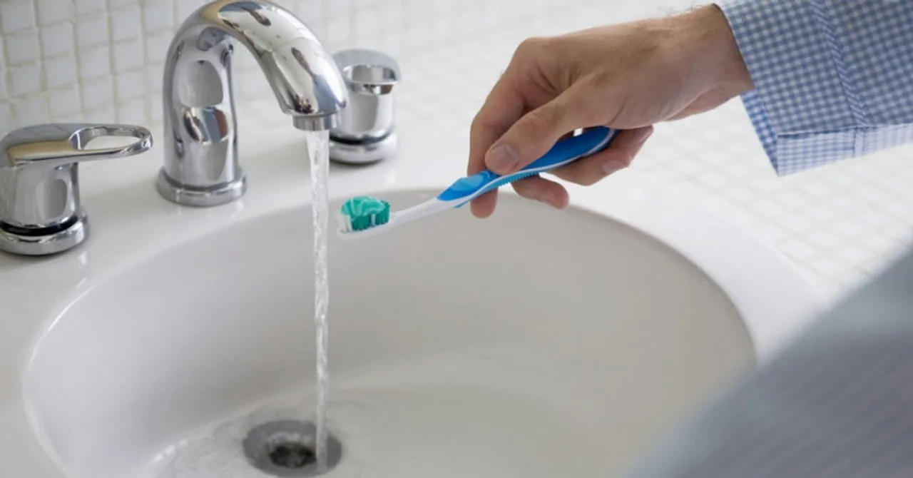 ଦାନ୍ତ ଘଷିବା ପୂର୍ବରୁ ବ୍ରଶ୍ ଓଦା କରୁଛନ୍ତି କି ?