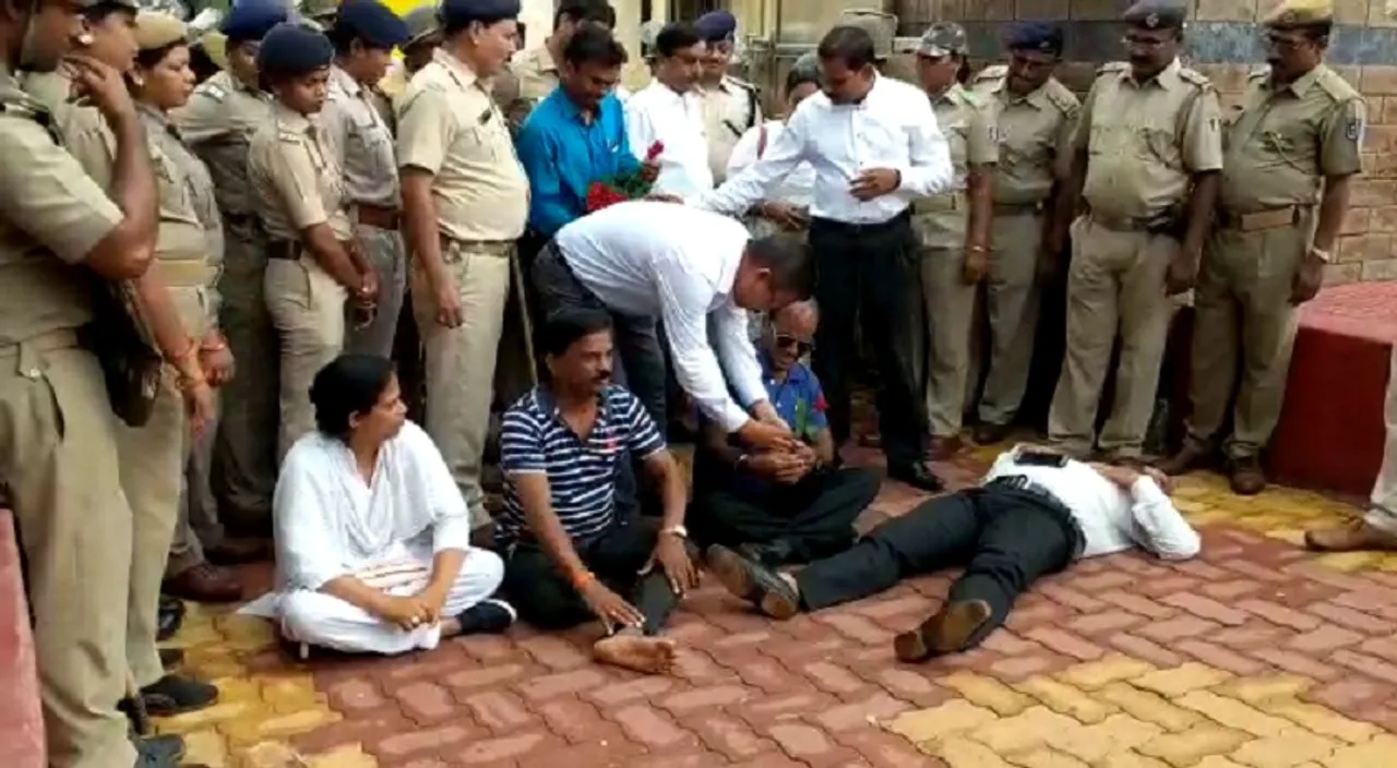 ତାଲା ଭାଙ୍ଗି କୋର୍ଟ ଭିତରକୁ ଜଜ୍‌ଙ୍କୁ ନେଲା ପୁଲିସ୍‌